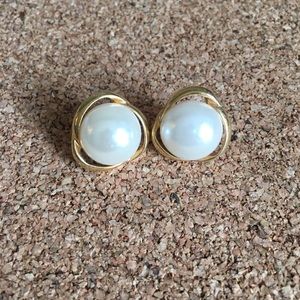 Gold pearl studs